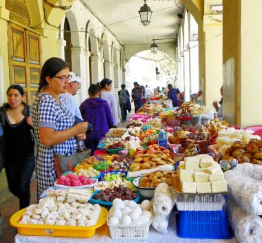Cuenca, Ekvador-7 Haziran 2015: Geleneksel tatlılar fuarı: Cuenca Katolik Corpus Christi kutlama sırasında açık pazarda kurabiye, jöle, şeker, çikolata, marshmallow, şekerlenmiş meyve, fındık ve daha fazlası