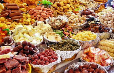 Cuenca, Ekvador - 7 Haziran 2015: Geleneksel tatlılar: Cuenca Ekvador Katolik Corpus Christi kutlama sırasında açık pazarda çerezleri, jöle, şeker, çikolata, marshmallow, fındık ve daha fazlası