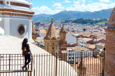 Cuenca, Ekvador-11 Mayıs 2019: Tarihi şehir şehir manzarası, Unesco Dünya mirası ve Yeni Katedral veya Catedral de la Inmaculada Concepcin de Cuenca kulelerinin görünümü. 