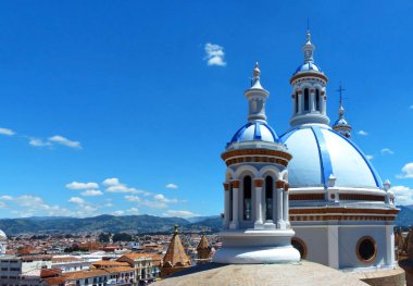 Cuenca, Ekvador. Mavi gökyüzü ile güneşli bir günde Yeni Katedral veya Catedral de la Inmaculada Concepcion de Cuenca mavi kubbeler