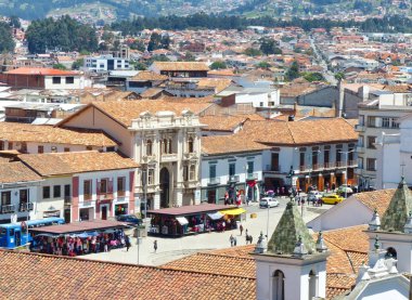 Cuenca, Ekvador - 11 Mayıs 2019: San Francisco Plaza'da Yeni Katedral veya Catedral de la Inmaculada Concepcin de Cuenca gözlem güvertesinden havadan görünüm, ticaret ve sosyal şehir etkinlikleri için ana meydan