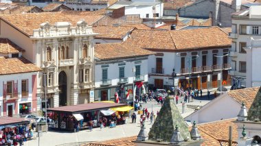 Cuenca, Ekvador - 11 Mayıs 2019: San Francisco Plaza'da Yeni Katedral veya Catedral de la Inmaculada Concepcin de Cuenca gözlem güvertesinden havadan görünüm, ticaret ve sosyal şehir etkinlikleri için ana meydan