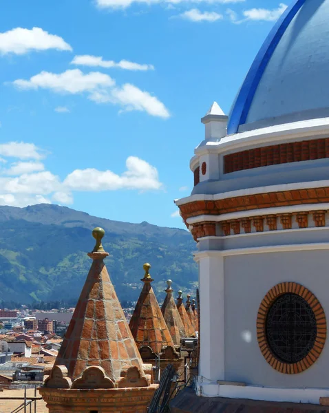 Вид на вежі нового собору або Catedral De La Inmaculada Консепсьон де Куенка, Еквадор — стокове фото