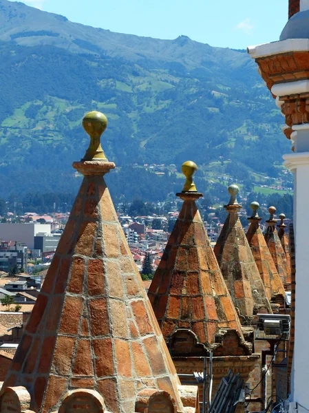 Вид на вежі нового собору або Catedral De La Inmaculada Консепсьон де Куенка, Еквадор — стокове фото