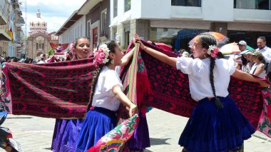 Cuenca, Ekvador - 11 Nisan 2019: Gualaceo tasarım renkli eşarplar ile Azuay eyaletinin tipik elbiseli geleneksel geçit töreni veya şehir Cuenca.Folk dansçıları kuruluş gününde