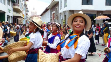 Cuenca, Ekvador-11 Nisan 2019: Halk dansçıları cuencano, canari, saraguro, cayambe, otavalo, Tschila ve Achuar, afro-ekvador grubu geleneksel elbise Ekvador kültürünün çeşitli temsil