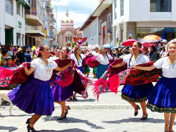 クエンカ エクアドル 2019年4月11日 都市クエンカの創設日に伝統的なパレードやデスファイルは グアラセオデザインのカラフルなスカーフとアズアイ州 クエンカナス の典型的なドレスでフォークダンサー — ストック写真