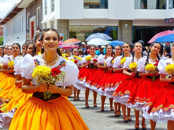 厄瓜多尔昆卡 2019年4月11日 昆卡市奠基当天的传统游行 身着阿苏艾省典型服装的年轻女舞者 以省旗的颜色制作 红色和黄色 — 图库照片