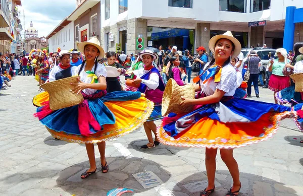 厄瓜多尔 2019年4月11日 民间舞者代表厄瓜多尔文化的多样性 在传统的礼服 卡纳里 萨拉古罗 卡亚姆贝 奥塔瓦洛 茨奇拉和阿丘尔 阿弗罗 — 图库照片