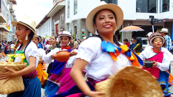 Cuenca Ecuador Abril 2019 Bailarinas Folclóricas Jóvenes Desfile Sobre Fundación — Foto de Stock