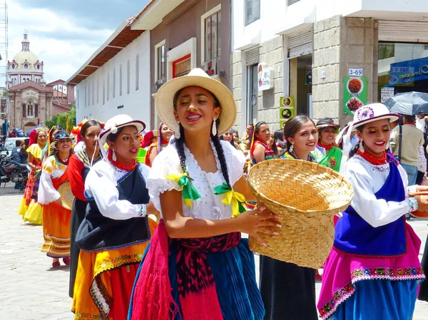 Cuenca Ecuador Április 2019 Népi Táncosok Képviselik Különböző Ecuadori Kultúra — Stock Fotó
