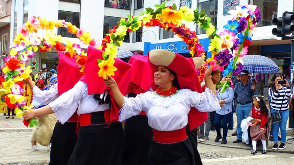 Cuenca Ekwador Kwietnia 2019 Tradycyjny Taniec Ludowy Kwiatami Kantonu Otavalo — Zdjęcie stockowe