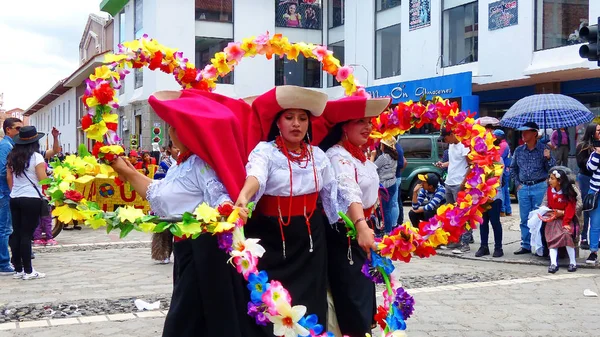 Cuenca Ecuador Április 2019 Hagyományos Népi Tánc Virágokkal Otavalo Canton — Stock Fotó