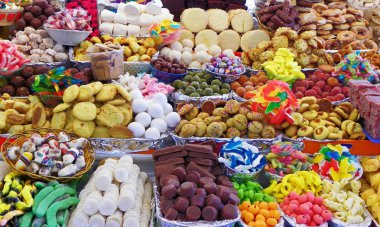 Cuenca, Ekvador - 7 Haziran 2015: Geleneksel tatlılar: Cuenca'daki açık pazarda çok sayıda standda Katolik Corpus Christi kutlamaları sırasında kurabiye, jöle, şeker, çikolata, marshmallow, fındık ve daha fazlası