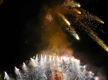 Renkli havai fişek Castle veya Castillo, bambu yapıları ve kağıt mendil ile yapılan denilen popüler gelenek Katolik kutlama Corpus Christi veya 