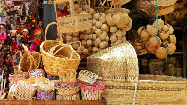 Artesanías Artesanales Como Diferentes Bolsas Cestas Tejidas Cunas Mimbre Muñecos —  Fotos de Stock