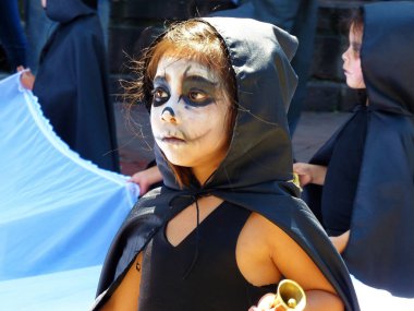 Cuenca, Ekvador - 18 Mayıs 2019: Cuenca şehir merkezindeki Zombi geçit töreninde kimliği belirsiz zombi kızın portresi