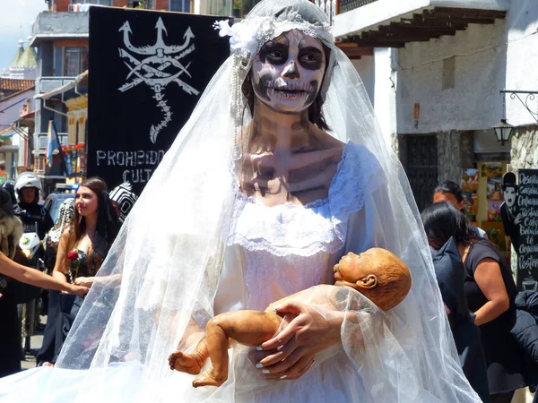 Cuenca Ecuador May 2019 Άγνωστη Φοβερή Γυναίκα Ζόμπι Ντυμένη Νύφη — Φωτογραφία Αρχείου