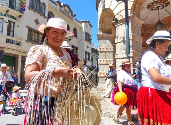 Cuenca Ecuador May 2019 Woman Demonstrates Weaving Panama Hat Paja — Stock Photo, Image