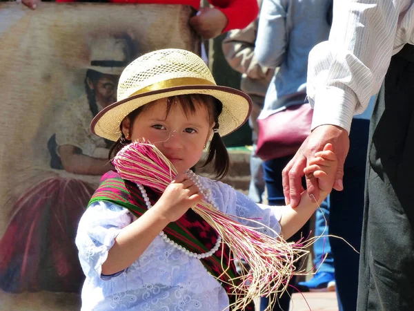 Cuenca Ecuador Mayo 2019 Niña Ecuatoriana Traje Tradicional Sombrero Panama — Foto de Stock