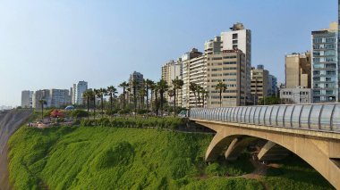 Miraflores distric Villena Rey Köprüsü ve Lima, Peru Love veya Parque del Amor Park görünümü
