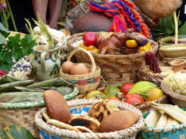 Ekvador, Cuenca geleneksel yemekler seti: tortillas de trigo, maiz veya morocho, cuy asado (kobay), humitas, tamales tomate de arbol ile birlikte, koçan üzerinde mısır, yumurta, patates, ekmek ve diğerleri 