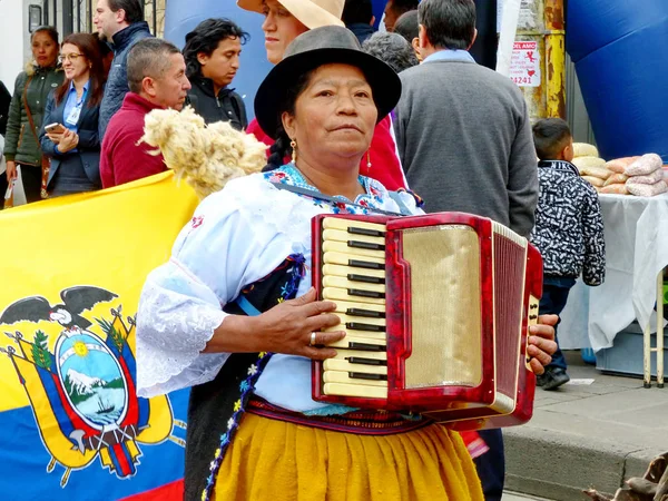Mulher Aldeia Indígena Vestida Cuencana Toca Acordeão Desfile Celebração Inti — Fotografia de Stock