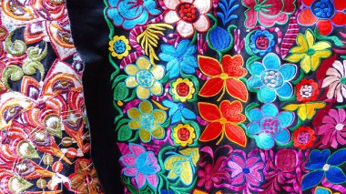 Otavalo, Ekvador'daki esnaf pazarında renkli işlemeli dekoratif tekstil lerin yakın çekim