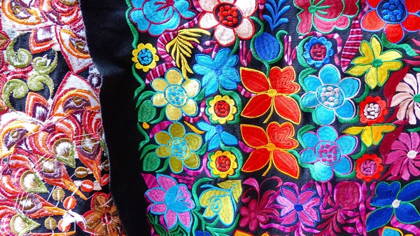 Primer Plano Coloridos Textiles Decorativos Bordados Mercado Artesanal Otavalo Ecuador — Foto de Stock