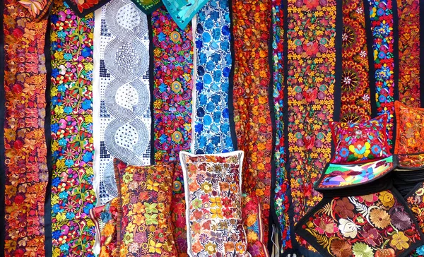 在厄瓜多尔奥塔瓦洛的工匠市场 五颜六色的刺绣装饰枕头和纺织品 — 图库照片