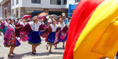 Cuenca, Ekvador - 11 Nisan 2019: Cuenca şehrinin kurulduğu gün geçit töreni. Cuencanas tipik elbise halk dansçıları. Azuay vilayetinin bayrağını sallamak