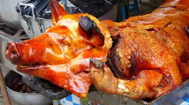 Büyük bütün kavrulmuş domuz tablo ve hazır Cuenca açılan piyasada satışa açıktır. Sokak gıda. Geleneksel yiyecek ve Ekvator domuz yemek için yol