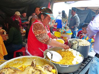 Cuenca, Ekvador - 31 Mart 2019: Cuenca'daki yemek festivalinde geleneksel ve popüler sokak yemekleri - pirinç, haşlanmış yumurta, mısır, domuz derisi ve diğerleri - satıyor