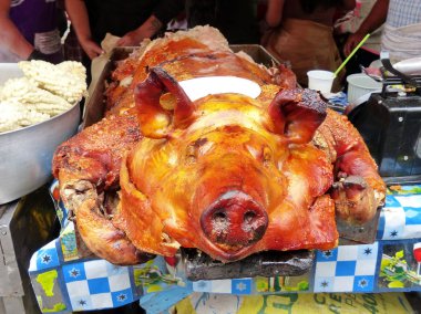 Büyük bütün kavrulmuş domuz tablo ve hazır Cuenca açılan piyasada satışa açıktır. Sokak gıda. Geleneksel yiyecek ve Ekvator domuz yemek için yol