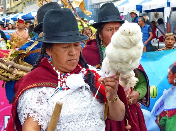 Cuenca Ecuador Junio 2019 Mujer Indígena Vestida Con Ropa Típica — Foto de Stock