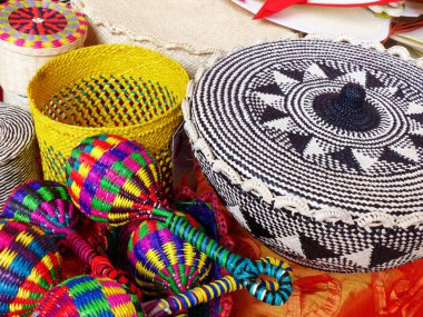 Çeşitli hasır hediyelik eşya - sepetler, bebek, vazo, şapka, oyuncak ve daha fazlası - toquilla saman, sebze lifi yapılmış ve Cuenca, Ekvador esnaf pazarında çeşitli renklerle boyanmış