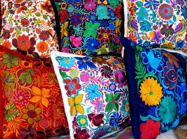 Close Almofadas Têxteis Decorativos Bordados Olorosos Mercado Artesão Otavalo Equador — Fotografia de Stock