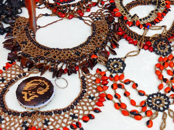 Shuar topluluk El Sanatları ürünleri Cuenca, Ekvador zanaat pazarında boncuk ve diğer botanik takı olarak kullanılan diğerleri ile birlikte Jequirity Gunja olarak farklı bitki tohumları yapılmış