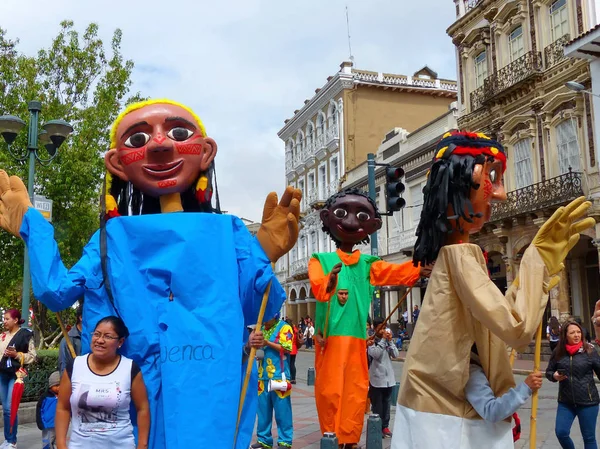 厄瓜多尔昆卡 2018年11月10日 国际木偶节 蒂蒂里昆卡2018 巨大的五颜六色的人体模型或木偶穿过历史中心 人们用木偶制作照片 — 图库照片