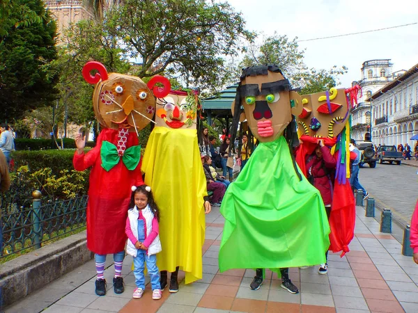 厄瓜多尔昆卡 2018年11月10日 国际木偶节 蒂蒂里库卡2018 的开幕游行 巨型五颜六色的人体模型或木偶穿过城市的历史中心 — 图库照片