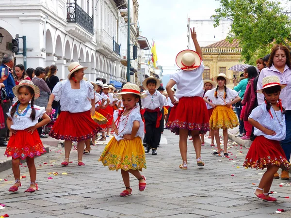 Cuenca Ecuador November 2018 Csoport Gyerekek Táncosok Öltözött Színes Jelmezek — Stock Fotó