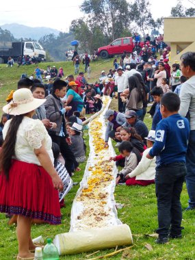   Pampamesa veya Ekvador köyünde yemek katılmak