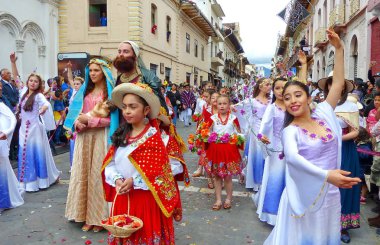 Cuenca, Ekvador - 24 Aralık 2018: Bebek İsa onuruna Cuenca şehri Pase del Nino Viajero'da Noel geçit töreni. Kutsal Meryem ve Joseph olarak Katılımcılar Mesih bebek bebek ve dansçılar grubu ile