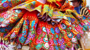 Yakın işlemeli etek, Parade Pase Del Nio Viajero için geleneksel kadın giyim (Seyahat Çocuk) bebek İsa onuruna, Ekvador, Azuay eyaleti, Cuenca