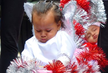 Cuenca, Ekvador - 24 Aralık 2018: Christams geçit töreni Pase Del Nio Viajero (Seyahat Çocuk) bebek İsa onuruna. Çocuklar geçit töreninin ana katılımcılarıdır. Melek gibi giyinmiş bebek 
