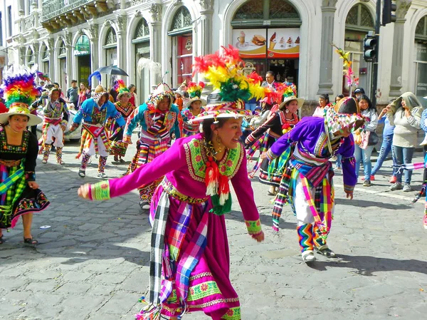 厄瓜多尔 2018年12月24日 游行帕塞德尔尼奥维亚耶罗 旅行儿童 以纪念婴儿耶稣 昆卡市历史中心的民间舞蹈家 — 图库照片