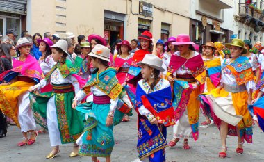 Cuenca, Ekvador - 24 Aralık 2018: Geçit Töreni Pase Del Nio Viajero (Seyahat Eden Çocuk) bebek İsa onuruna. Renkli geleneksel elbiseli grup yerli kadın
