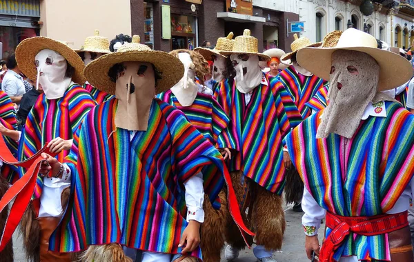 厄瓜多尔昆卡 2018年12月24日 在厄瓜多尔昆卡举行的圣诞游行中 一群身着传统服装 戴着恶魔面具的舞者 — 图库照片