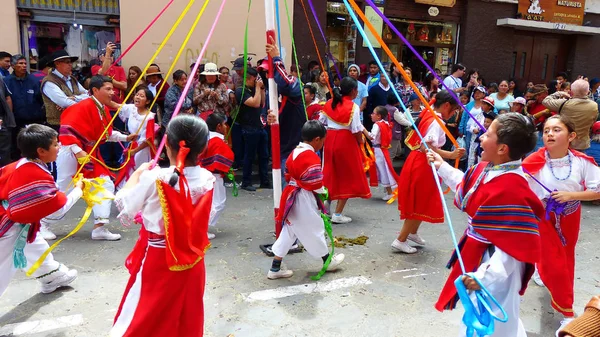 Cuenca Ecuador December 2018 Kinderen Typische Jurken Van Ecuador Dansen — Stockfoto