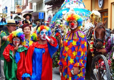 Cuenca, Ekvador - 24 Aralık 2018: Noel geçit töreni Pase del Nino Viajero (Gezgin Çocuk). Paticipiantes ve atlar arasında renkli kostümleri Palyaçolar 